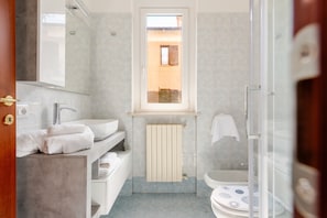 Bathroom - Holiday Home 'Two-Room Apartment with Garden' and Air Conditioning (Cavalcaselle)
