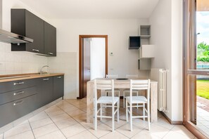 Dining - Holiday Home 'Two-Room Apartment with Garden' and Air Conditioning (Cavalcaselle)