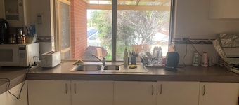 Cozy 1-bedroom house in serene Heathridge with AC