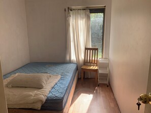 1 bedroom, WiFi - Cozy 1-bedroom house in serene Heathridge with AC (Heathridge)