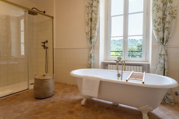 Deluxe House, Garden View | Bathroom | Free toiletries, hair dryer, towels, soap - Domaine de la Rose Comtesse - Luxe (Ventabren)