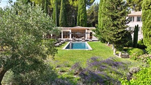 A pool with a sun terrace, surrounded by greenery and tall trees. - Domaine de la Rose Comtesse - Luxe (Ventabren)