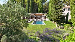A pool with a sun terrace, surrounded by greenery and tall trees. - Domaine de la Rose Comtesse - Luxe (Ventabren)
