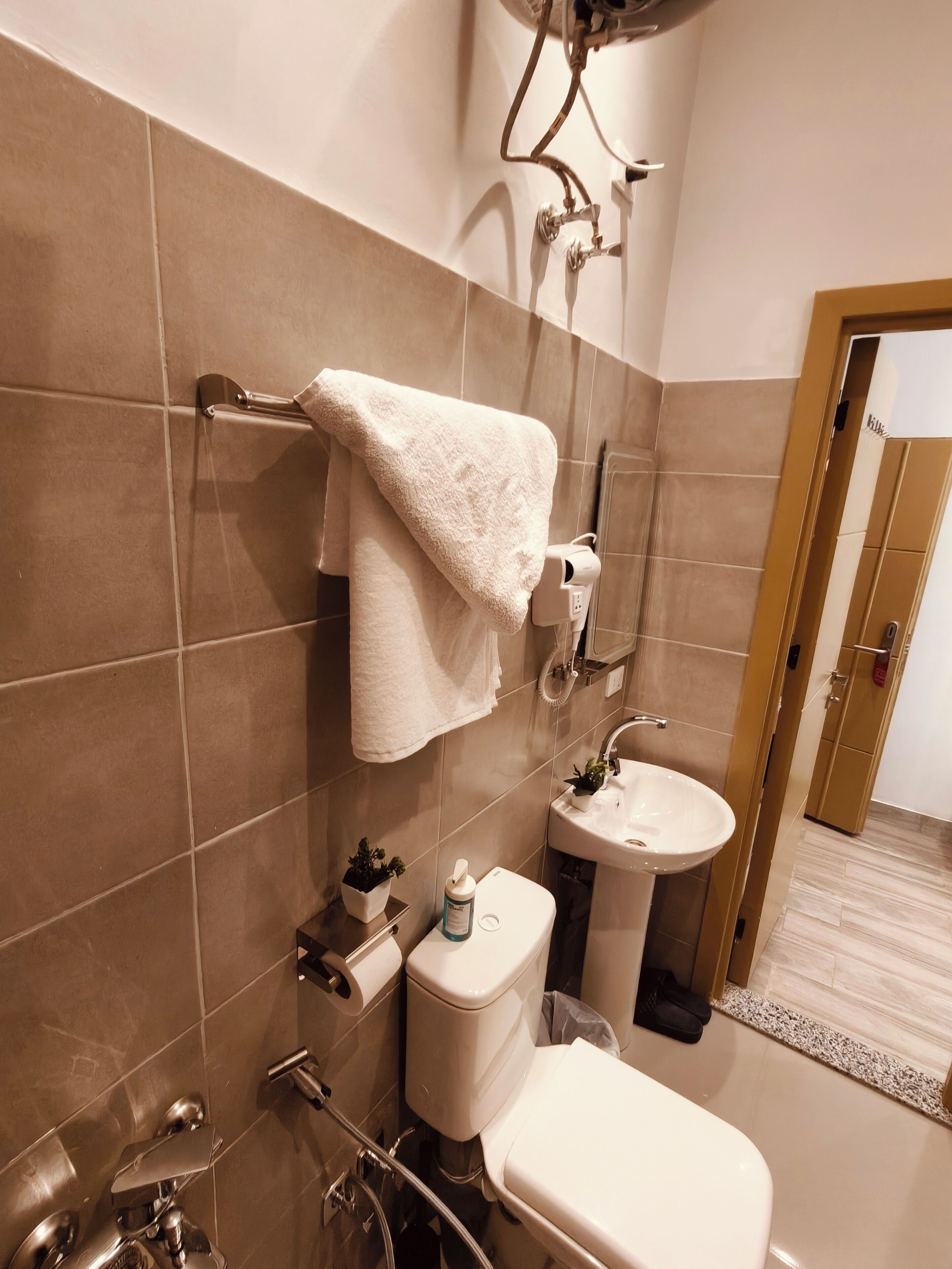 Separate tub and shower, designer toiletries, hair dryer, bidet