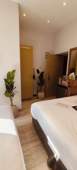 Habitación triple superior, vistas a la ciudad | Caja fuerte, cortinas opacas, tabla de planchar con plancha