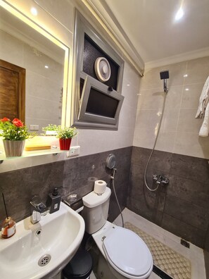 Superior-Doppel- oder -Zweibettzimmer | Badezimmer | Badewanne und Dusche (separat), kostenlose Toilettenartikel