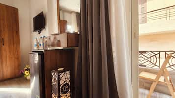 Luxury Triple Room, City View | Interior