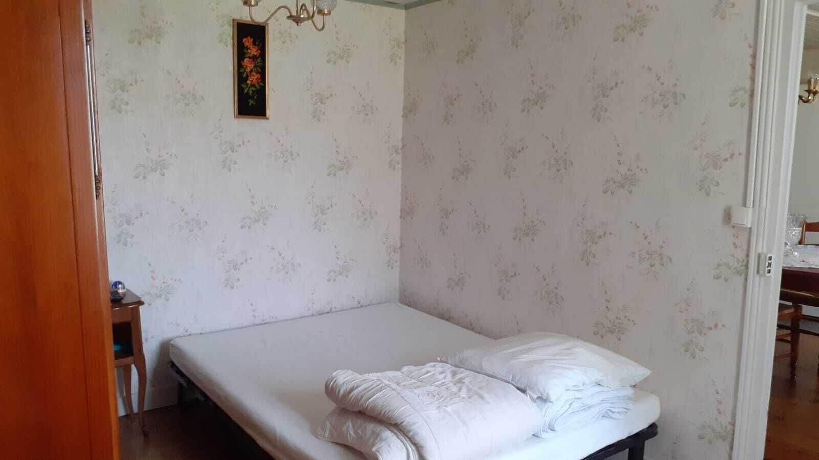 2 habitaciones, tabla de planchar con plancha y ropa de cama 