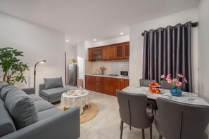 Apartamento superior, vista para a cidade | Área de estar