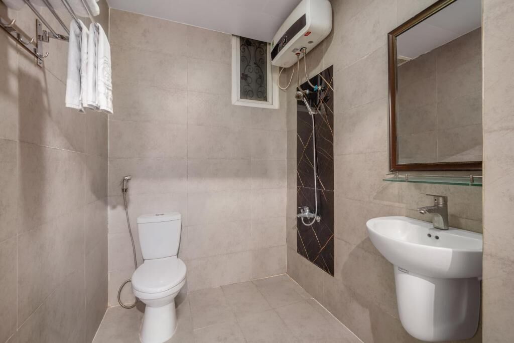 Kamar Double Superior, pemandangan kota | Kamar mandi | Shower, pengering rambut, sandal, dan handuk