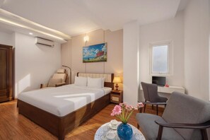 Appartement Deluxe, vue ville | Coffres-forts dans les chambres, bureau, chambres insonorisées