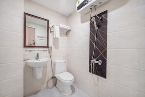 Dusche, Haartrockner, Hausschuhe, Handtücher