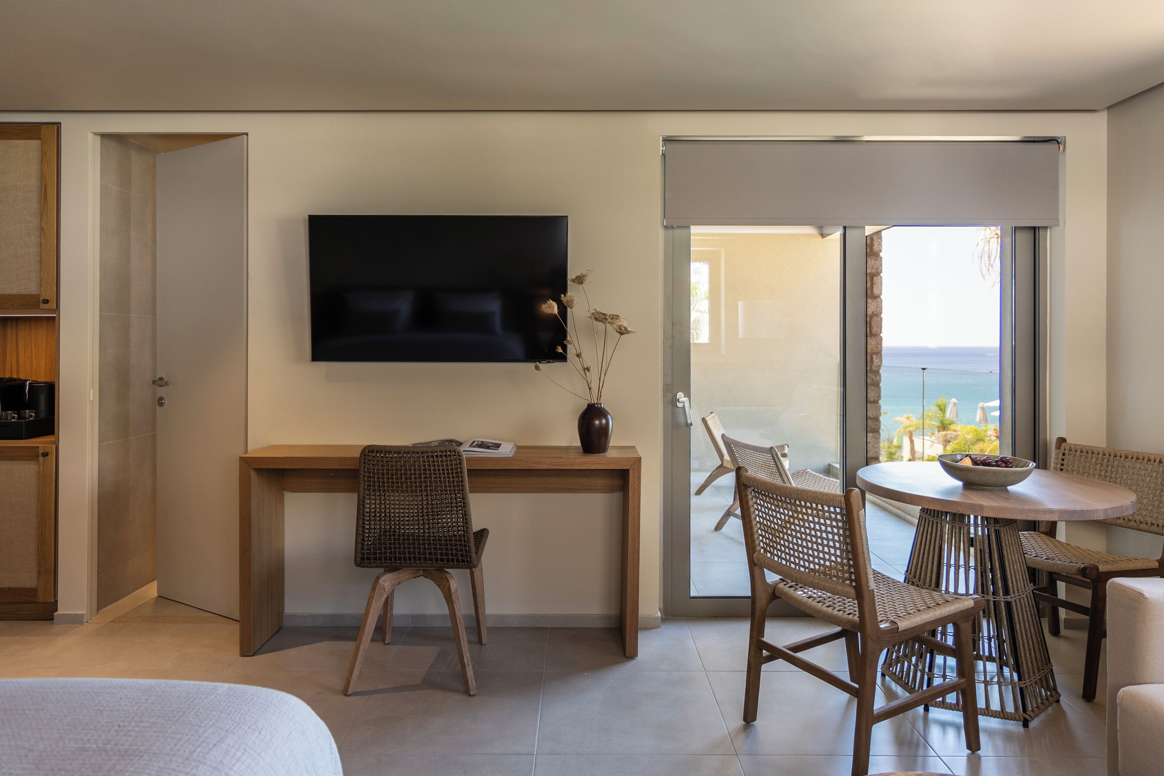 Pefkian Garden Suite with Garden View  | Cofres nos quartos, escrivaninha, espaço de trabalho para notebook