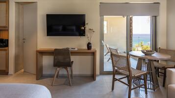 Pefkian Garden Suite with Garden View | Cofres nos quartos, escrivaninha, espaço de trabalho para notebook