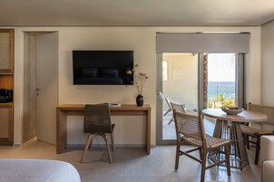Pefkian Garden Suite with Garden View | Széf a szobában, íróasztal és laptophoz jól használható munkafelület