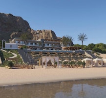 En la playa, camas de playa gratis, sillas reclinables de playa