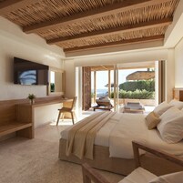 Veranda Suite with Pool View  | Széf a szobában, íróasztal és laptophoz jól használható munkafelület