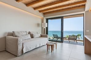 Ethos Executive Suite with Sea View | Tallelokero huoneessa, työpöytä