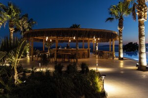 Bar de cocktails, con vista al mar, abre todos los días