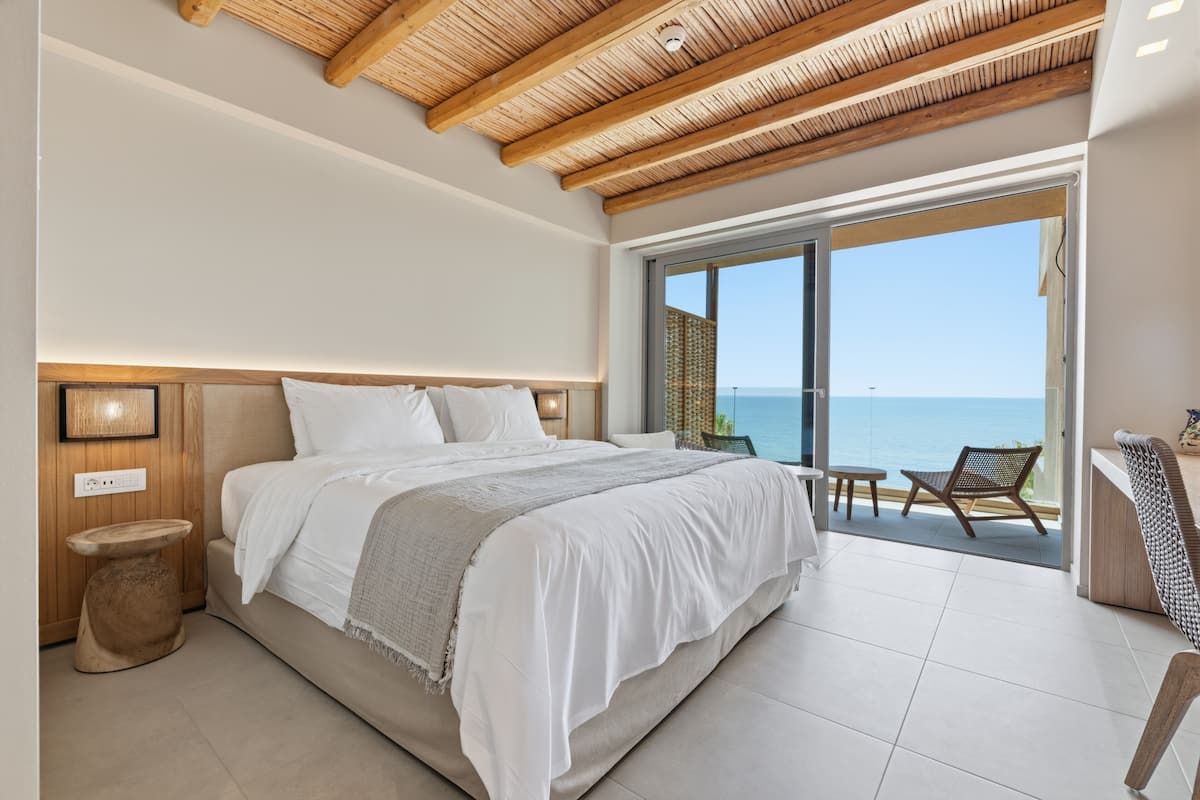 Aegean Double with Sea View | Tallelokero huoneessa, työpöytä