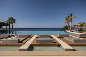 Una piscina al aire libre de temporada, sombrillas