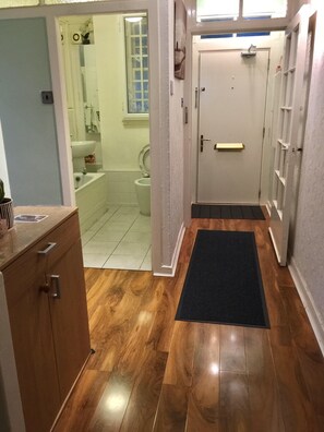 Een douche, een haardroger, handdoeken, toiletpapier