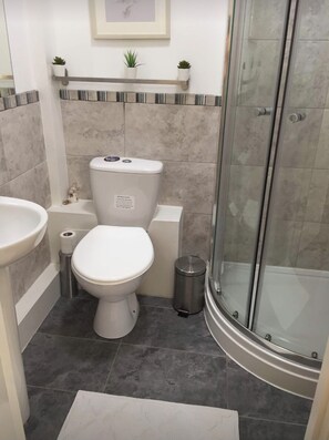 Ein Badezimmer mit Toilette, Waschbecken und Dusche.