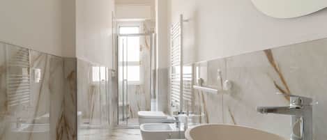 Shower, bidet, towels
