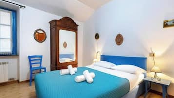 1 quarto, ferros/tábuas de passar roupa, roupa de cama