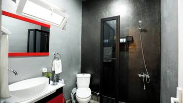 Haartrockner, Handtücher, Seife, Toilettenpapier