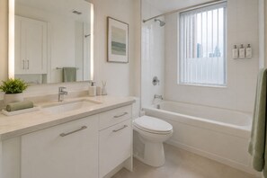 Economy Room | Bathroom | Free toiletries, hair dryer, towels, soap - The Veranda House (Toronto)