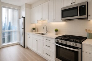 Economy Room | Private kitchen | Fridge, microwave, oven, stovetop - The Veranda House (Toronto)