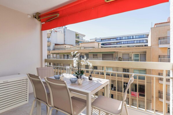 Outdoor dining - Quartier Carlton 3 rooms South with terrace (Cannes)