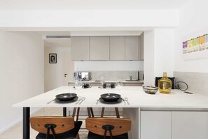 Coffee/tea maker, fridge, microwave, oven - Quartier Carlton 3 rooms South with terrace (Cannes)