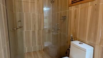 Produtos de toalete grátis, toalhas de banho, sabonete, shampoo
