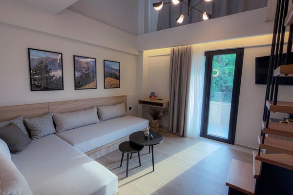 Deluxe Room - Split Level with Mountain View & Sea View | Zona de estar | Smart TV de 43 pulgadas con canales digitales