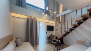 Deluxe Room - Split Level with Mountain View & Sea View | 거실 공간 | 디지털 채널 시청이 가능한 43인치 스마트 TV