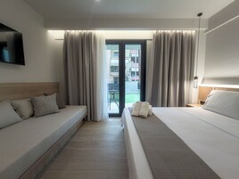 Superior Room with Patio - Ground Floor | Wifi gratis y ropa de cama