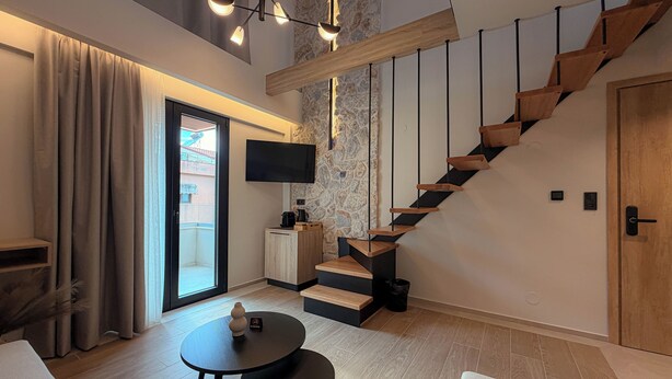 Deluxe Room - Split Level with Mountain View & Sea View | 거실 공간 | 디지털 채널 시청이 가능한 43인치 스마트 TV