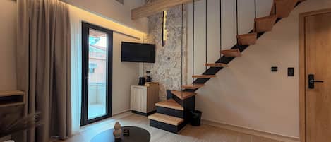 Deluxe Room - Split Level with Mountain View & Sea View | Khu phòng khách | Smart TV 43-inch có truyền hình kỹ thuật số
