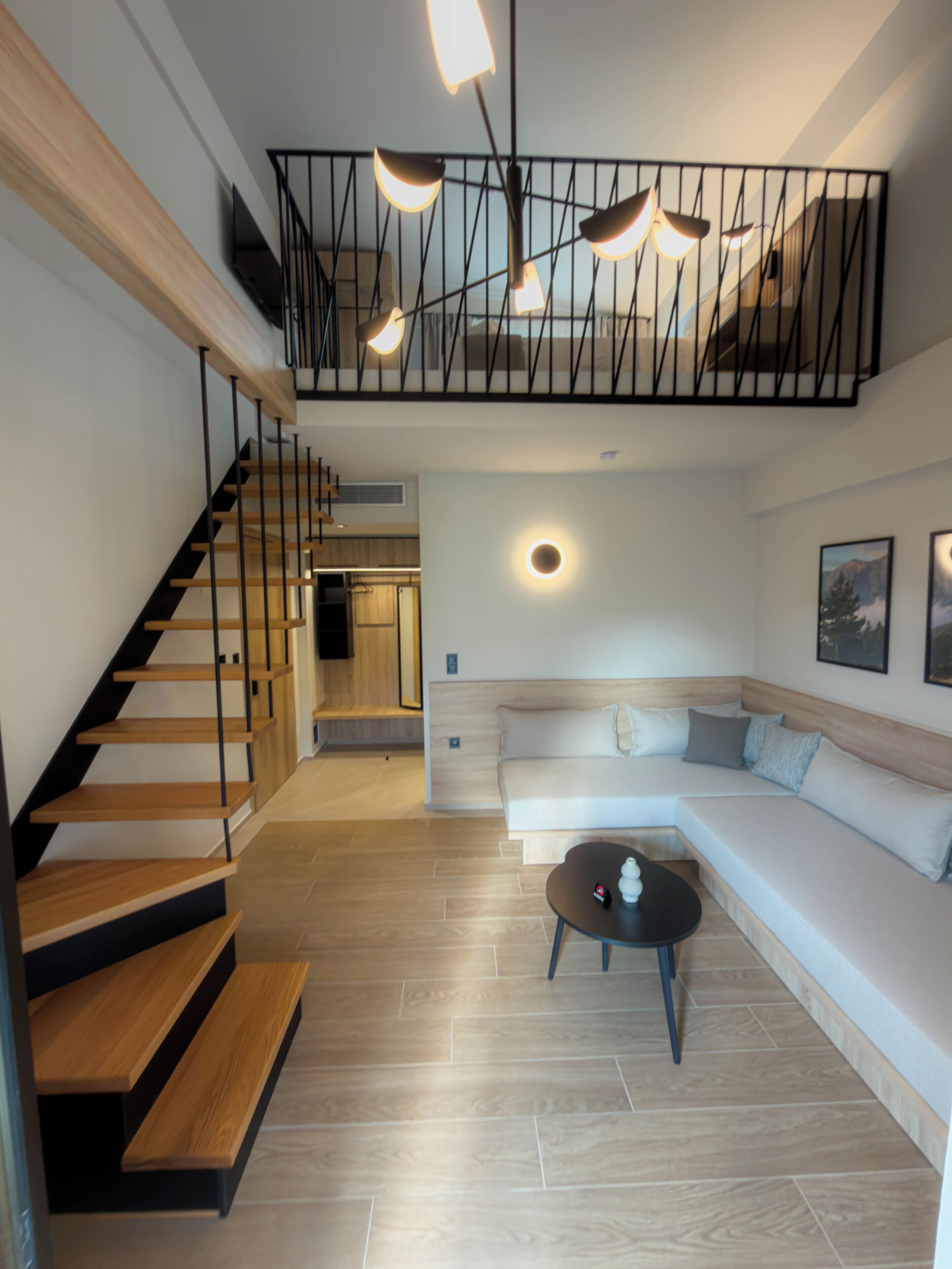 Deluxe Room - Split Level with Mountain View & Sea View | Oleskelualue | 43–tuumainen äly-TV, jossa digitaalikanavat