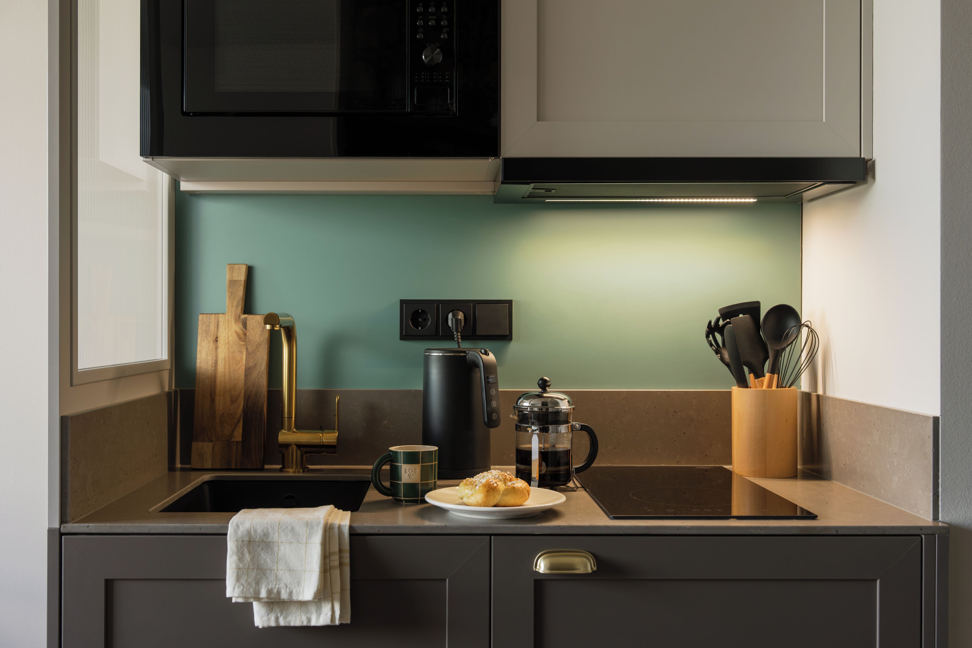 Compact Studio | Private kitchen | Coffee/tea maker, full-size fridge, microwave, stovetop