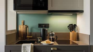 Compact Studio | Private kitchen | Coffee/tea maker, full-size fridge, microwave, stovetop