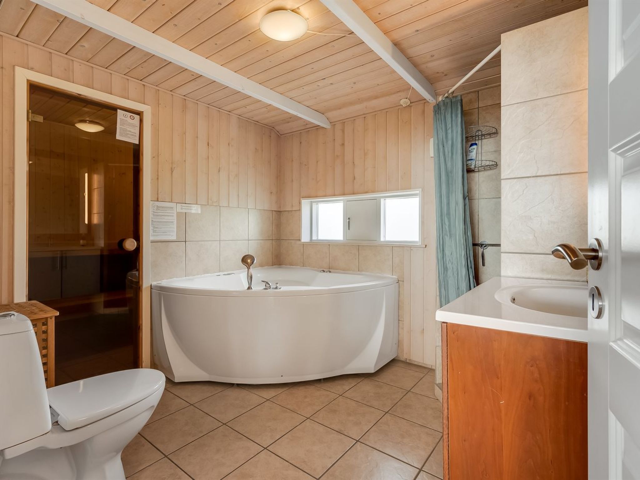 Un baño con inodoro, bañera y lavamanos.