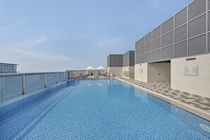 A rooftop swimming pool with a clear view of the sky, a glass balustrade, and a modern building facade. - Premium Stay in Duja Tower | Close to DIFC & Downtown (Dubai)