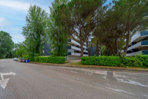 A multi-story residential building with balconies, surrounded by trees and greenery. - Cozy and comfortable 50 square meters apartment, perfect for four people, located on the first floor of a building with an elevator (NOT accessible to disabled guests).The property is located in an extremely quiet area; its location allows our guests to  (Grado-Pineta)