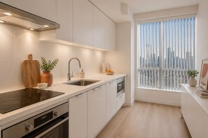 Superior Room | Private kitchen | Fridge, oven, stovetop, dishwasher - Millen Urban Suites (Toronto)