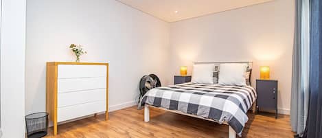 5 chambres, fer et planche à repasser