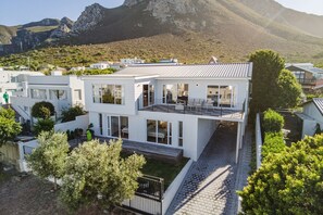 Unclassified image, 5 of 28, button - Legacy Villa | Voelklip | Sea & mountain views (Hermanus)