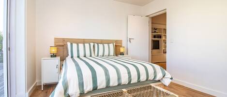 5 bedrooms, iron/ironing board, free WiFi, bed sheets